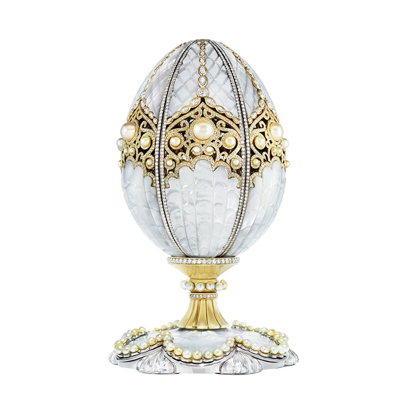Il massimo della raffinatezza fu raggiunto nel 1887: Peter Carl Fabergè, orafo alla corte russa dei Romanov, ideò le celebri uova con smalti, platino e pietre preziose contenenti un gioiello.