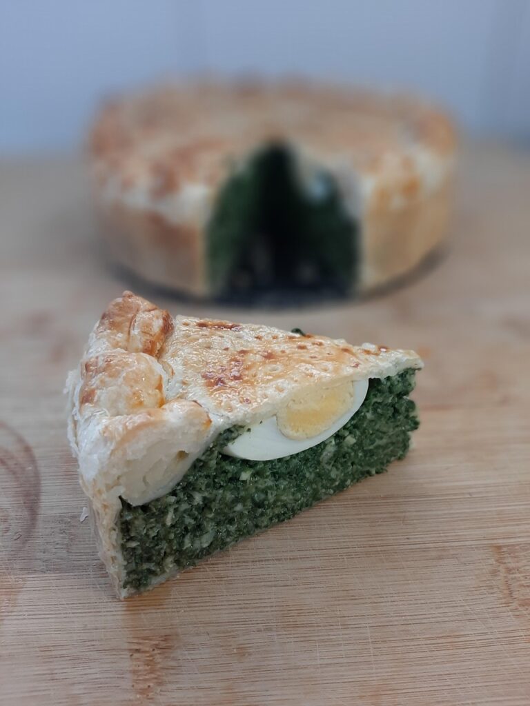 la torta pasqualina, tipico piatto che viene preparato in questo periodo e che può essere gustato anche come merenda all'aria aperta.