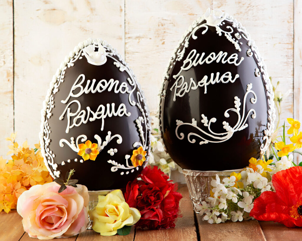 ogni anno, le pasticcerie italiane si sbizzarriscono nella creazione di uova di cioccolato di Pasqua, spesso con sorprese all'interno, un’usanza amata tanto dai bambini quanto dagli adulti. 