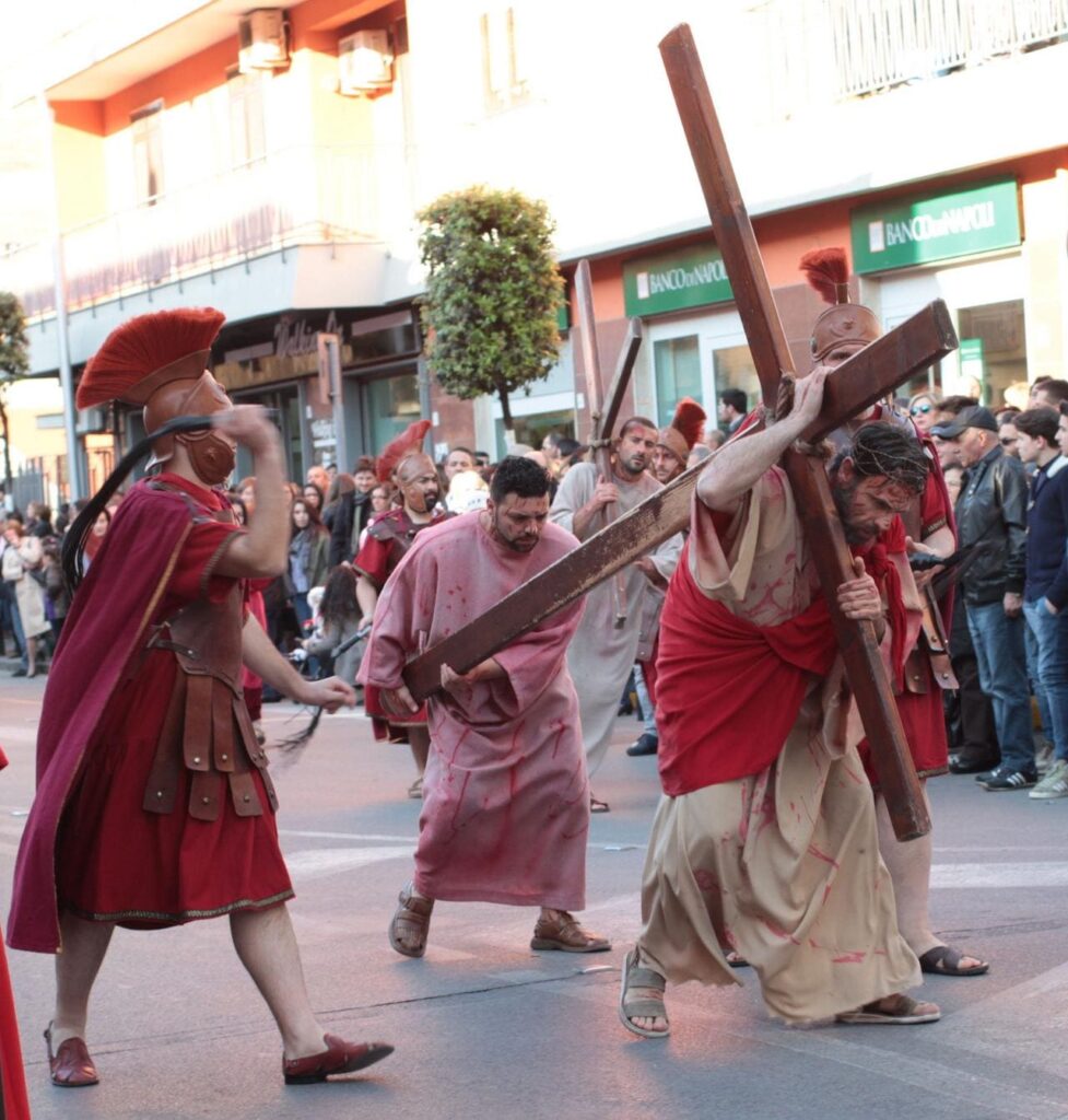 Le chiese italiane sono spesso adornate con fiori e candele, e solitamente le celebrazioni pasquali iniziano già il venerdì santo, quando vengono allestite processioni per le vie delle città, con la rappresentazione della Via Crucis.
