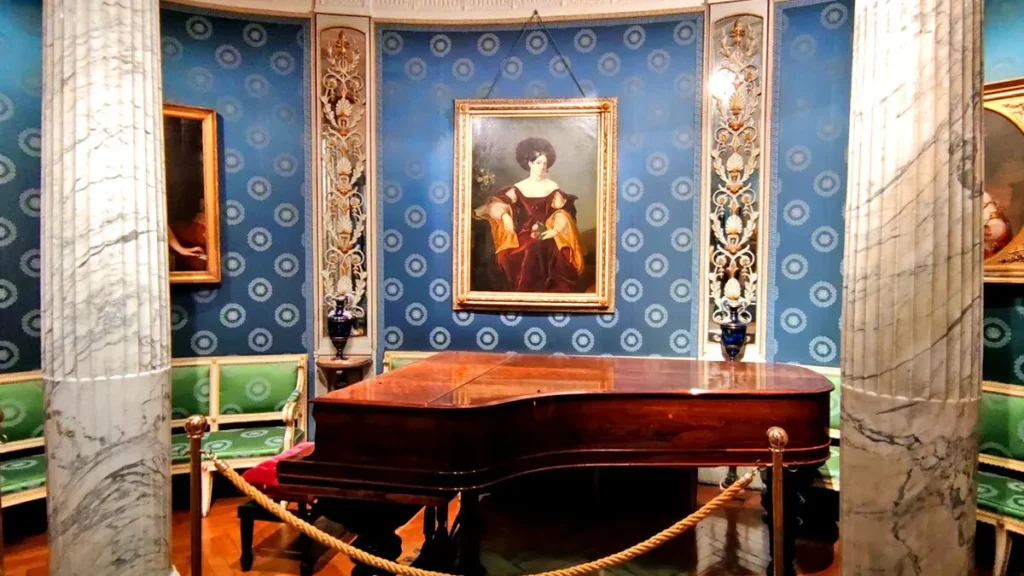 Nel Museo Teatrale alla Scala di Milano puoi ammirare costumi di scena, strumenti musicali e ritratti di artisti storici