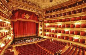 La Scala di Milano è uno dei teatri d'opera più famosi al mondo