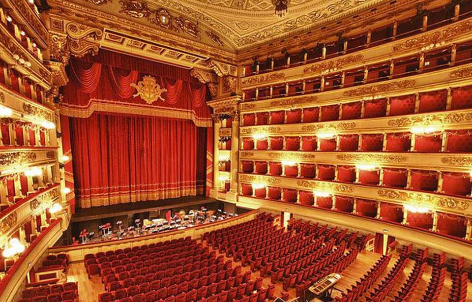 Il palcoscenico del Teatro alla Scala di Milano è famoso per i suoi velluti rossi e i suoi stucchi dorati